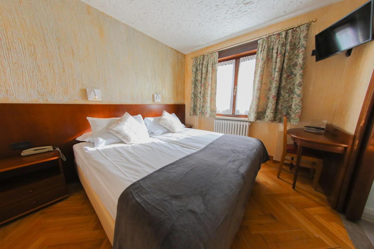 Hotel Sporting Бройл-Червиня Екстериор снимка